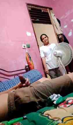 Bocil Lagi Coli Tiba Tiba Bude Dateng Ya Sekalian Disepongin